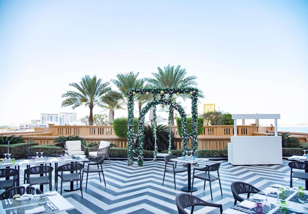 Sofitel Dubai Jumeirah Beach Exterior foto The beachside terrace