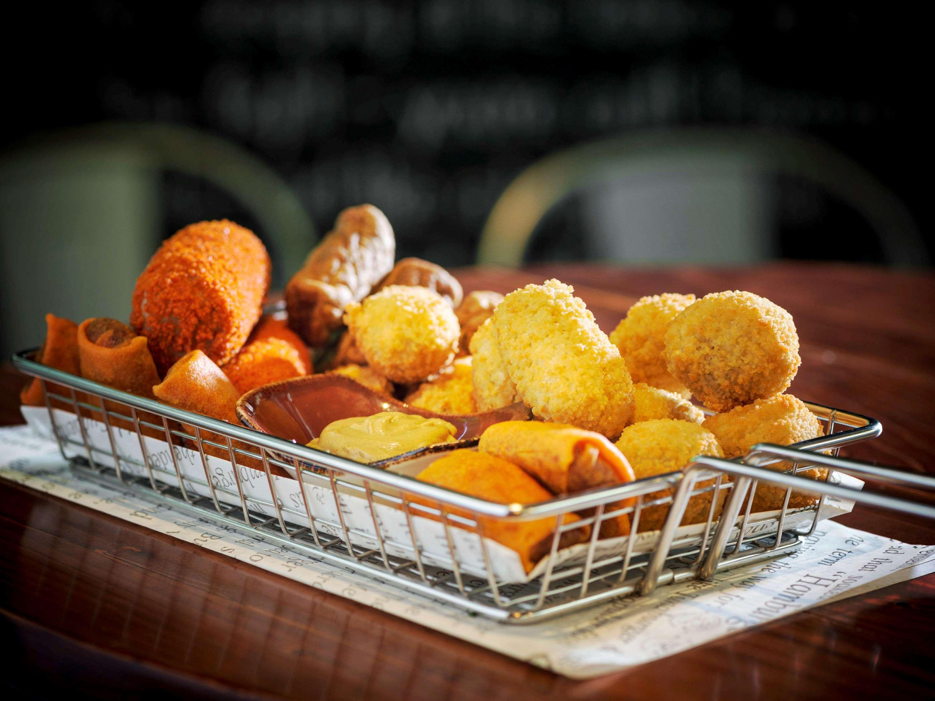Sofitel Dubai Jumeirah Beach Exterior foto A plate of tapas
