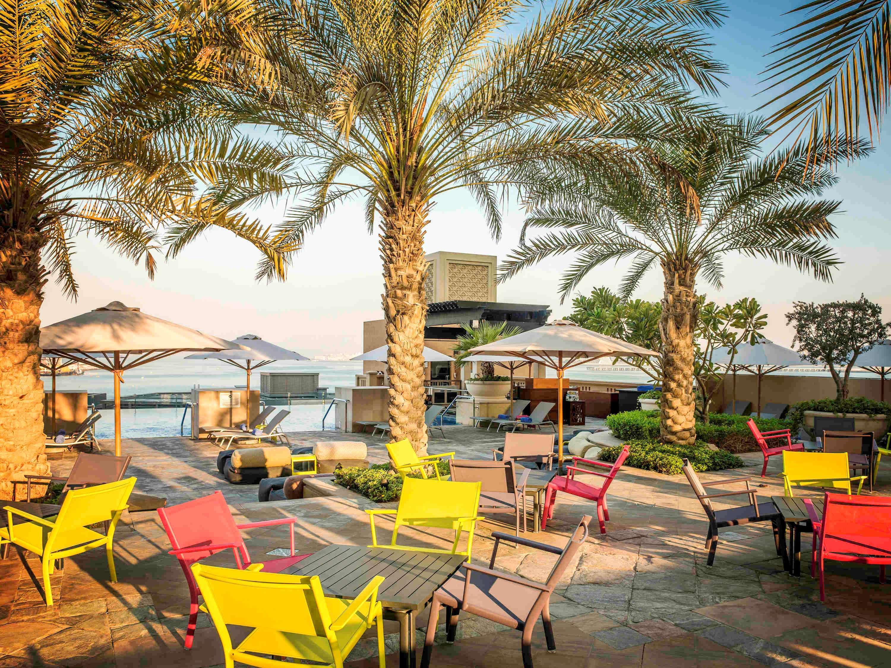 Sofitel Dubai Jumeirah Beach Exterior foto The pool deck at Jumeirah Jumeirah