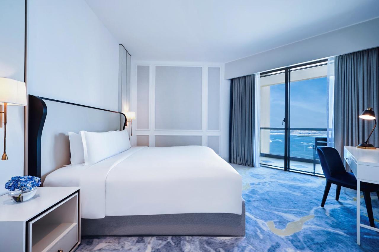 Sofitel Dubai Jumeirah Beach Exterior foto A room at the hotel