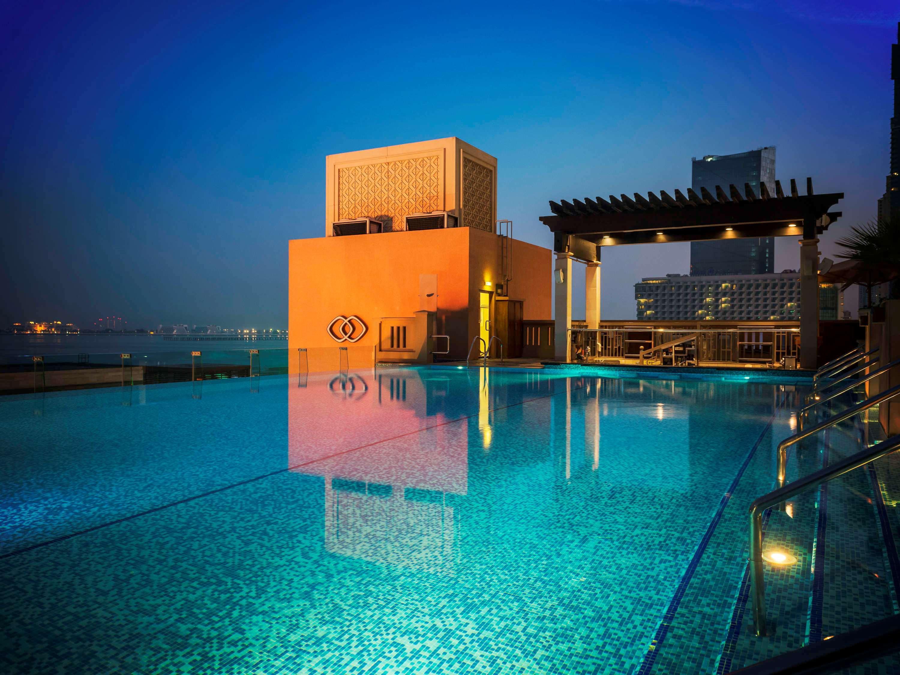 Sofitel Dubai Jumeirah Beach Exterior foto The pool at the hotel