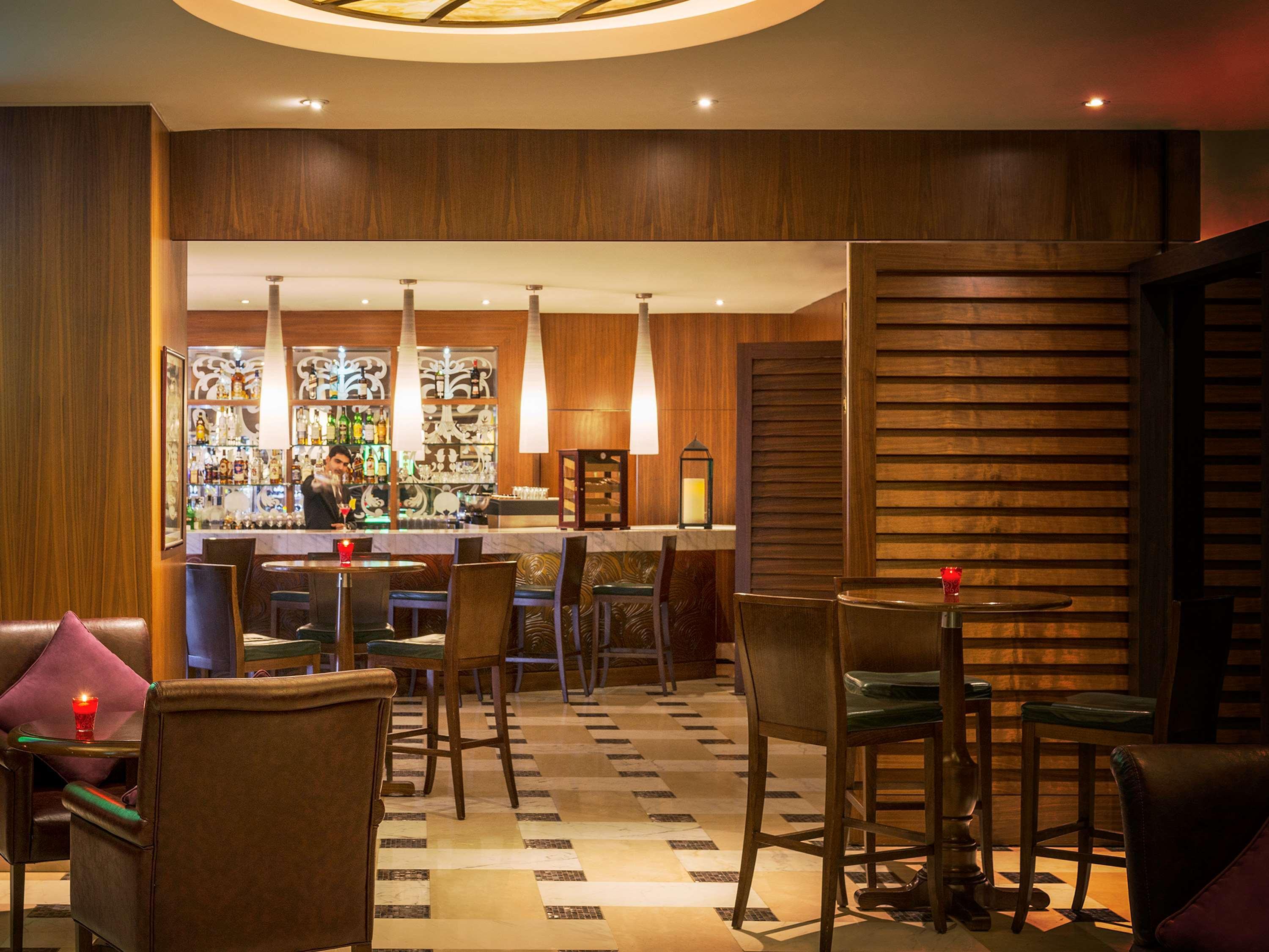 Sofitel Dubai Jumeirah Beach Exterior foto The bar at the Mandarin Oriental, Hong Kong