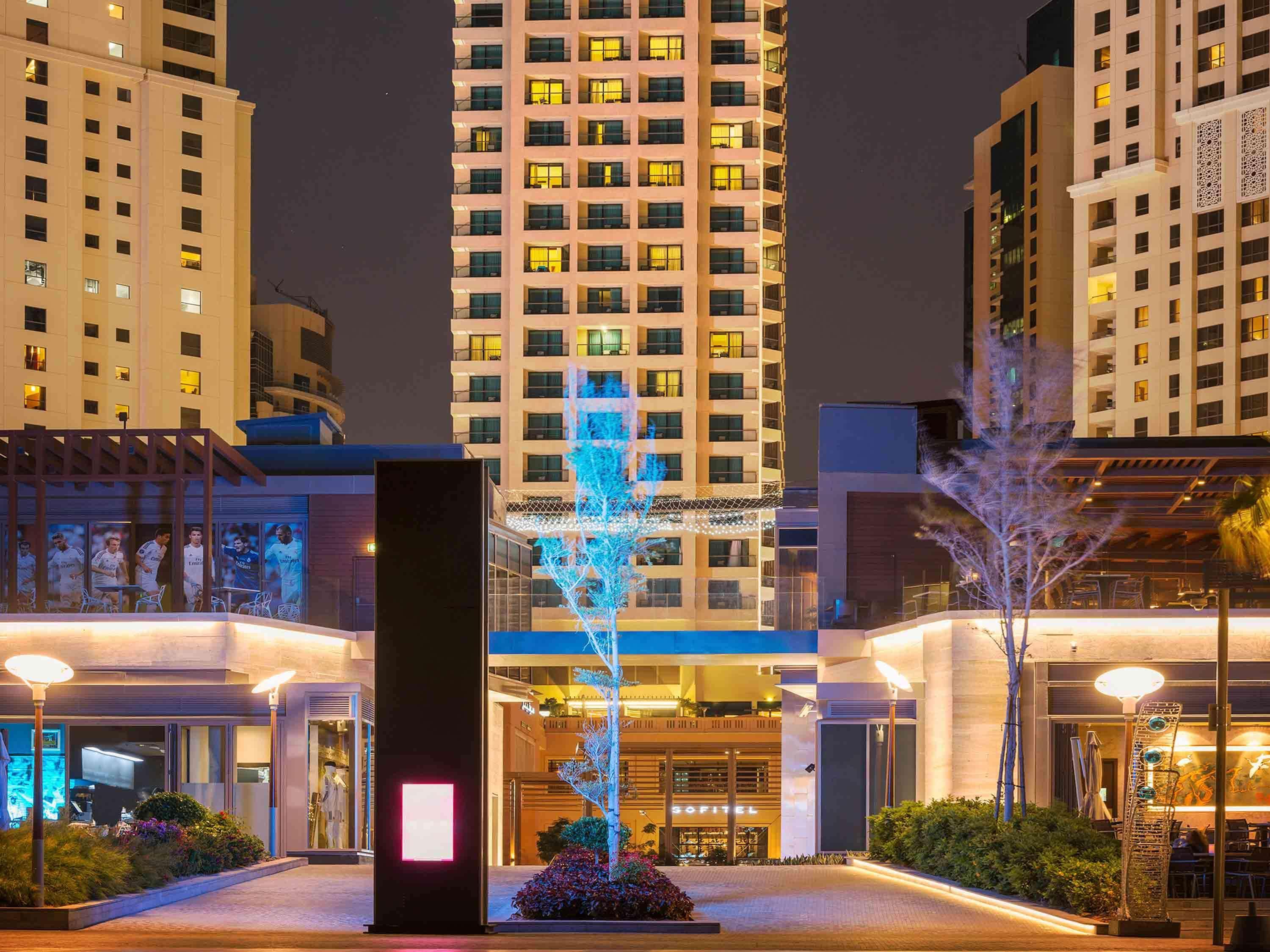 Sofitel Dubai Jumeirah Beach Exterior foto The hotel at night