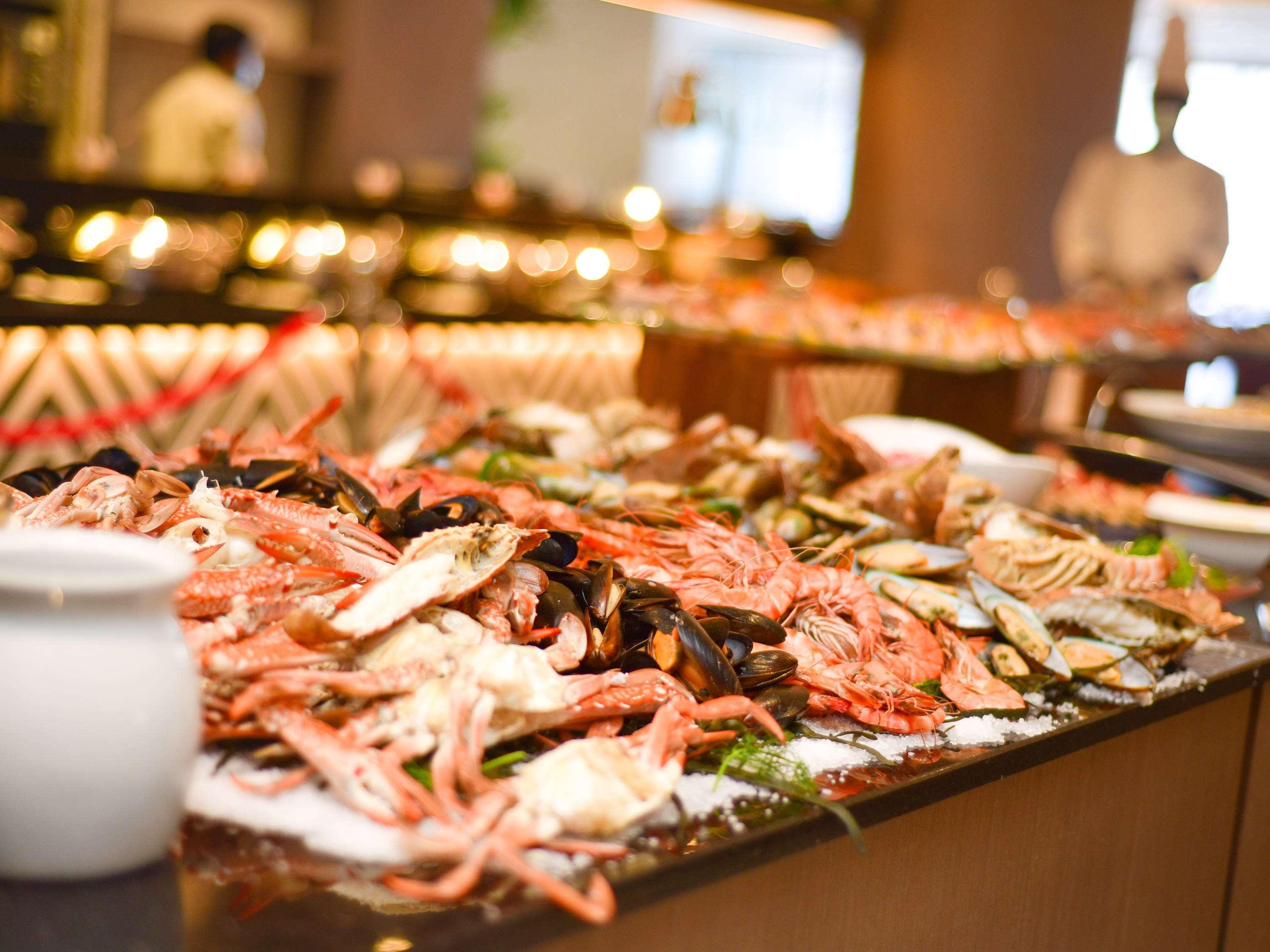Sofitel Dubai Jumeirah Beach Exterior foto Seafood buffet at a luxury hotel