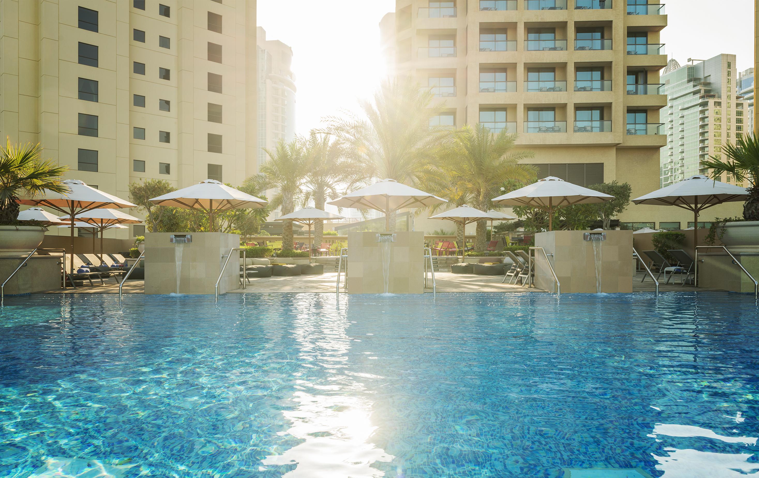 Sofitel Dubai Jumeirah Beach Exterior foto Swimming pool