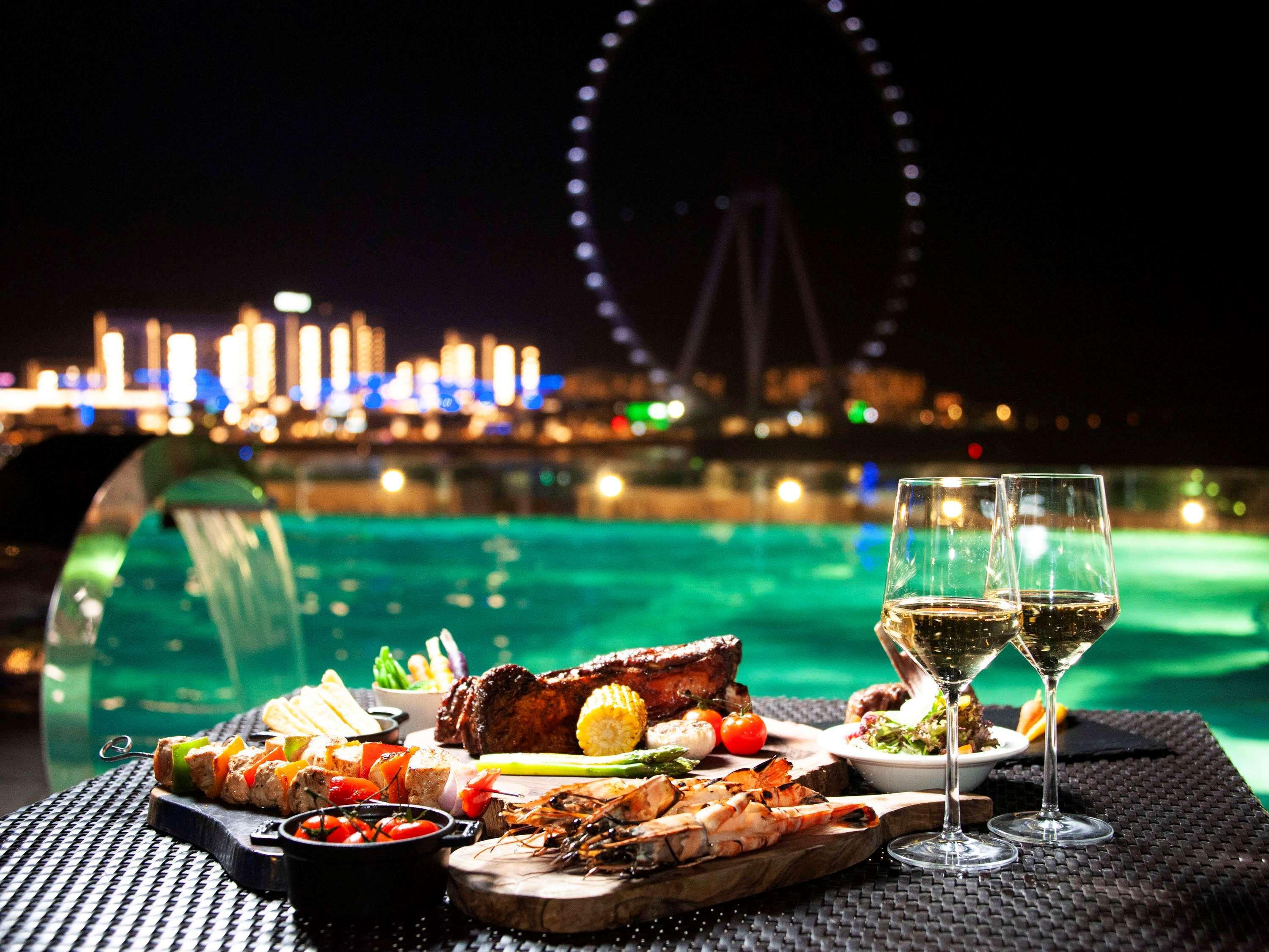 Sofitel Dubai Jumeirah Beach Exterior foto The Sky Bar at Jumeirah Jumeirah
