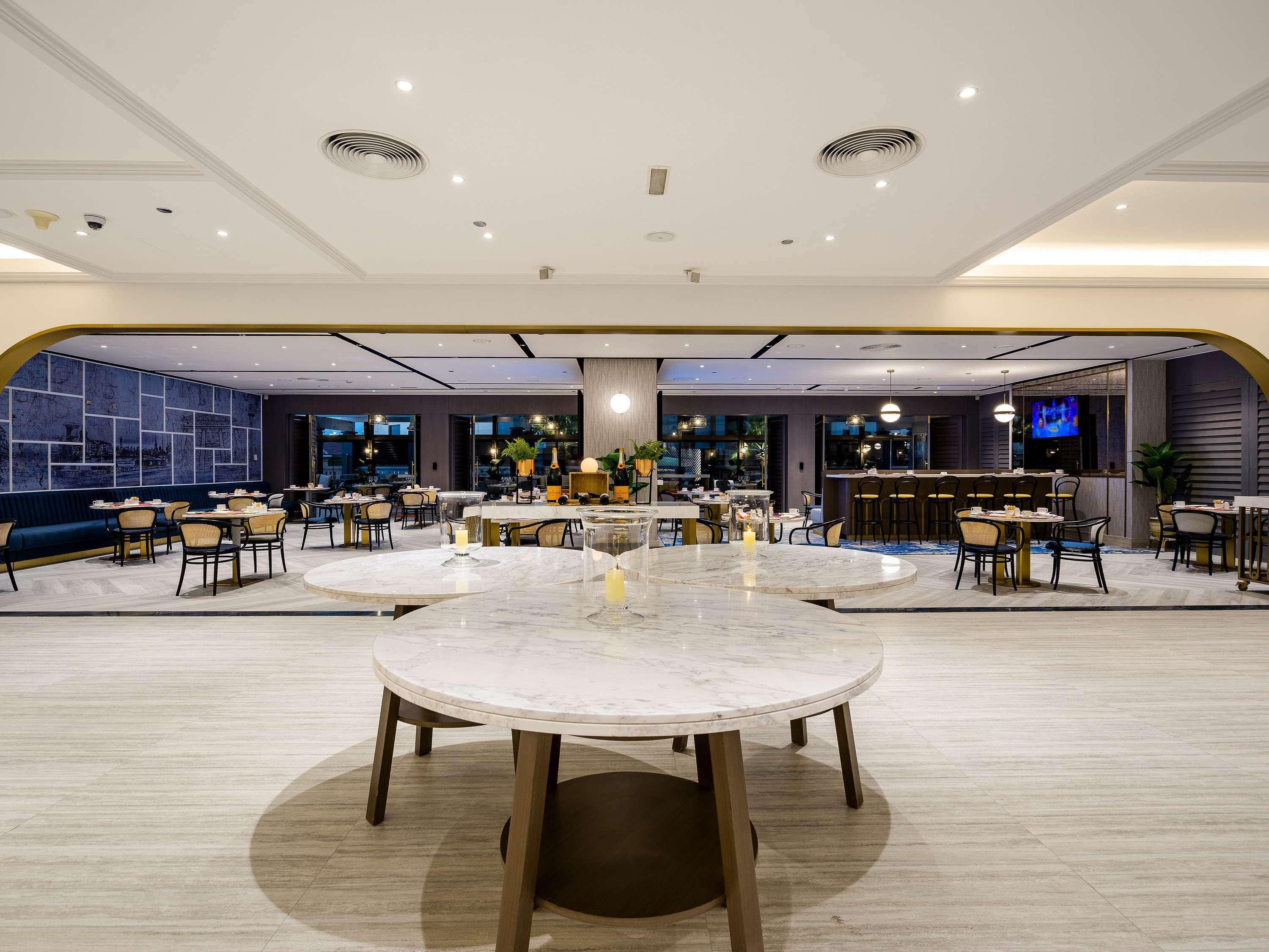 Sofitel Dubai Jumeirah Beach Exterior foto The hotel's restaurant